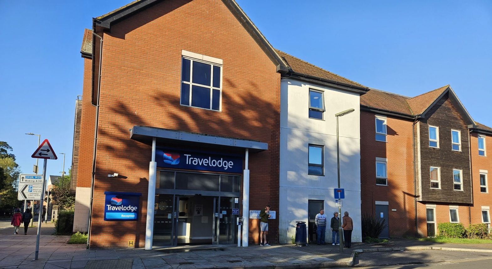 Chertsey Travelodge: Parking, Rooms, and Breakfast Options